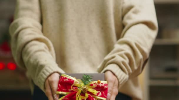 Detailní záběr žena ukazuje krásný dárek pro Vánoce — Stock video
