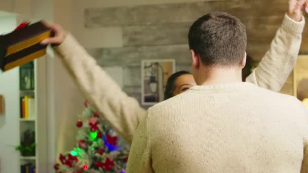 크리스마스 선물에 흥분 한 여자 — 비디오