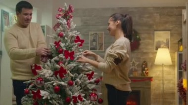 Genç çiftin Noel ağacını yakınlaştır