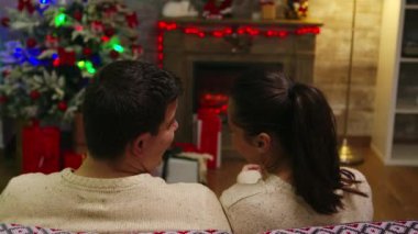 Kanepede oturan genç ve romantik çiftin arka planı.