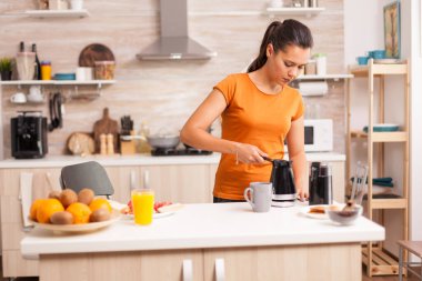 Kahveyi kaynatmak için bekliyorum.