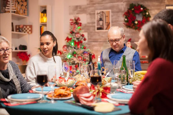 Glad stor familj och god mat — Stockfoto