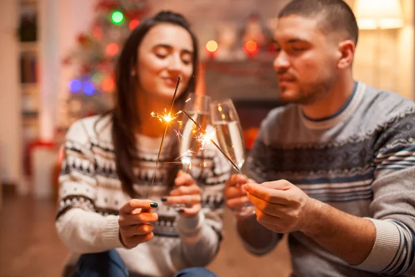 Coppia felice bicchieri di champagne — Foto Stock