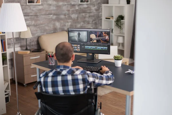 Video-editor werkt vanuit huis — Stockfoto