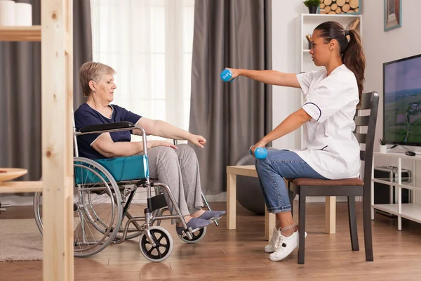 Rehabilitación física de mujeres mayores — Foto de Stock