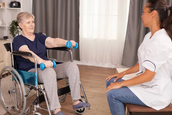Doctor helping the woman with disabilities — Stock Photo, Image
