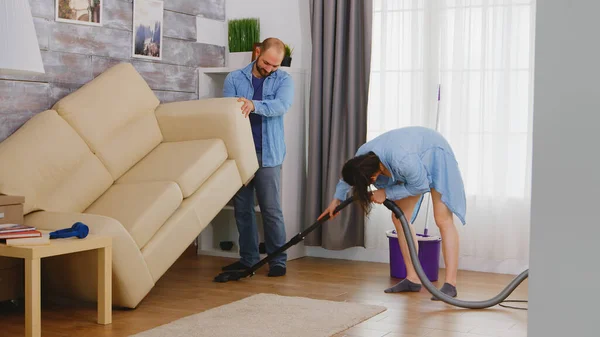 Hombre recoger sofá para la limpieza — Foto de Stock