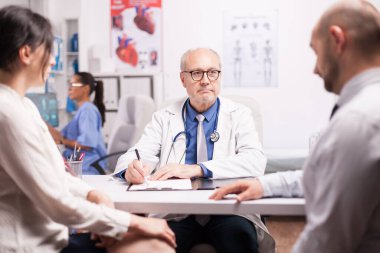 Hastane kabinesinde kıdemli doktor.