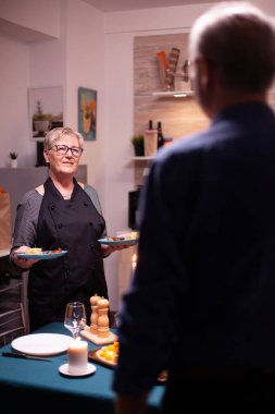 Yaşlı çift sohbet ediyor.