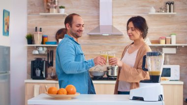 Çift besleyici meyve püresi tutuyor.