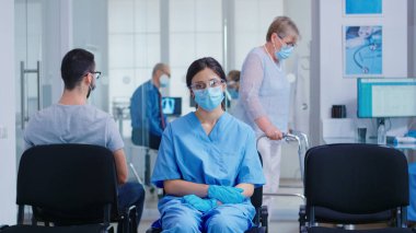 Koronavirüse karşı maske takan endişeli hemşire.