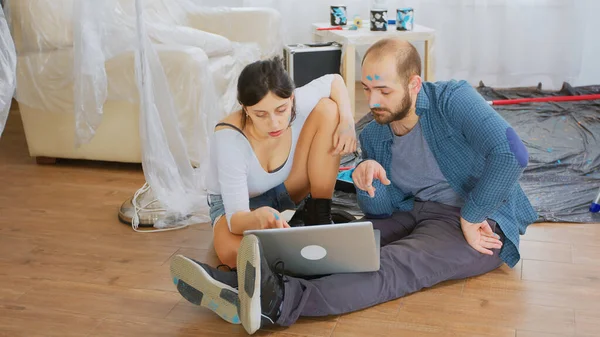 Casal durante a renovação da casa — Fotografia de Stock