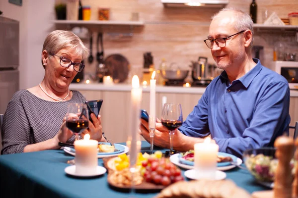 Pensionato uomo sorridente — Foto Stock