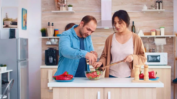 Casal casal preparando salada — Fotografia de Stock