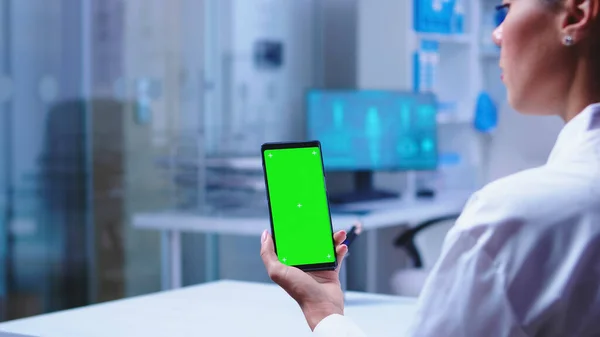 Doktor drží smartphone s kopírovacím prostorem k dispozici — Stock fotografie