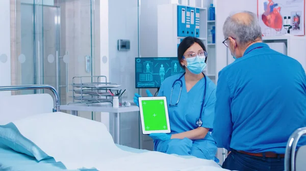 Paciente olhando para tablet digital de tela verde — Fotografia de Stock