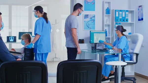 Koronavirüse karşı maske takan hasta.