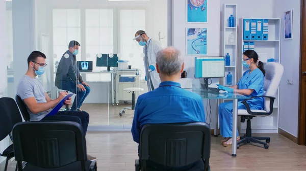 Médico que dá radiografia ao paciente enfermeiro — Fotografia de Stock