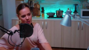 Ev stüdyosunda podcast kaydediliyor