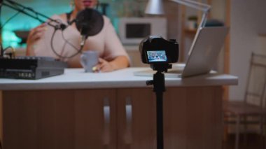 vlog istasyonunda oturan nüfuz edici