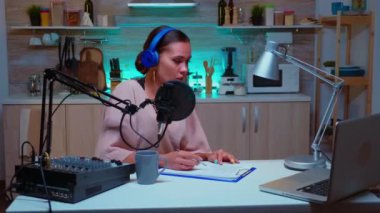 Gece programı sunucusu konuşuyor.