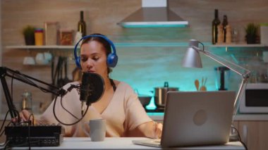 Ev stüdyosundan blogger yayınlanıyor