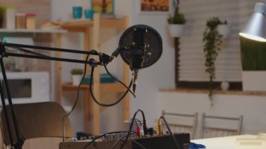 Podcast mikrofon ve karıştırıcı