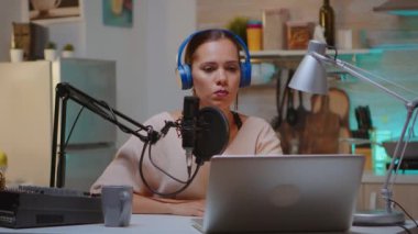 İçerik oluşturucu yeni podcast bölümünü kaydediyor