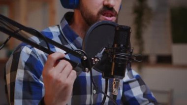 Mikofon tutan vlogger 'ı kapat