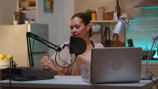 Sonido de grabación en el estudio en casa — Vídeos de Stock