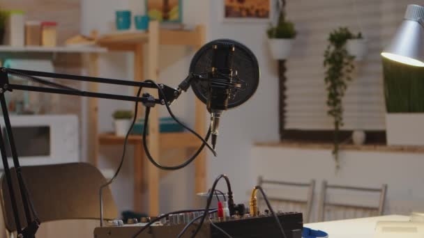 Podcast mikrofon och mixer — Stockvideo