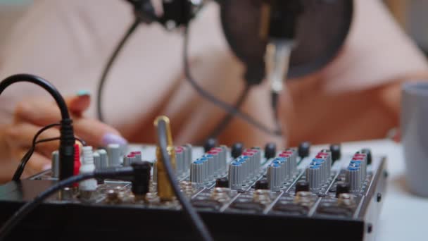 Comprobación de sonido en el mezclador dj — Vídeos de Stock