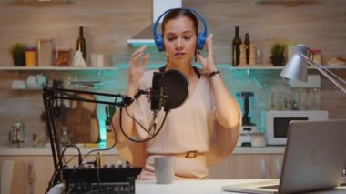 Yeni podcast serisi kaydediliyor