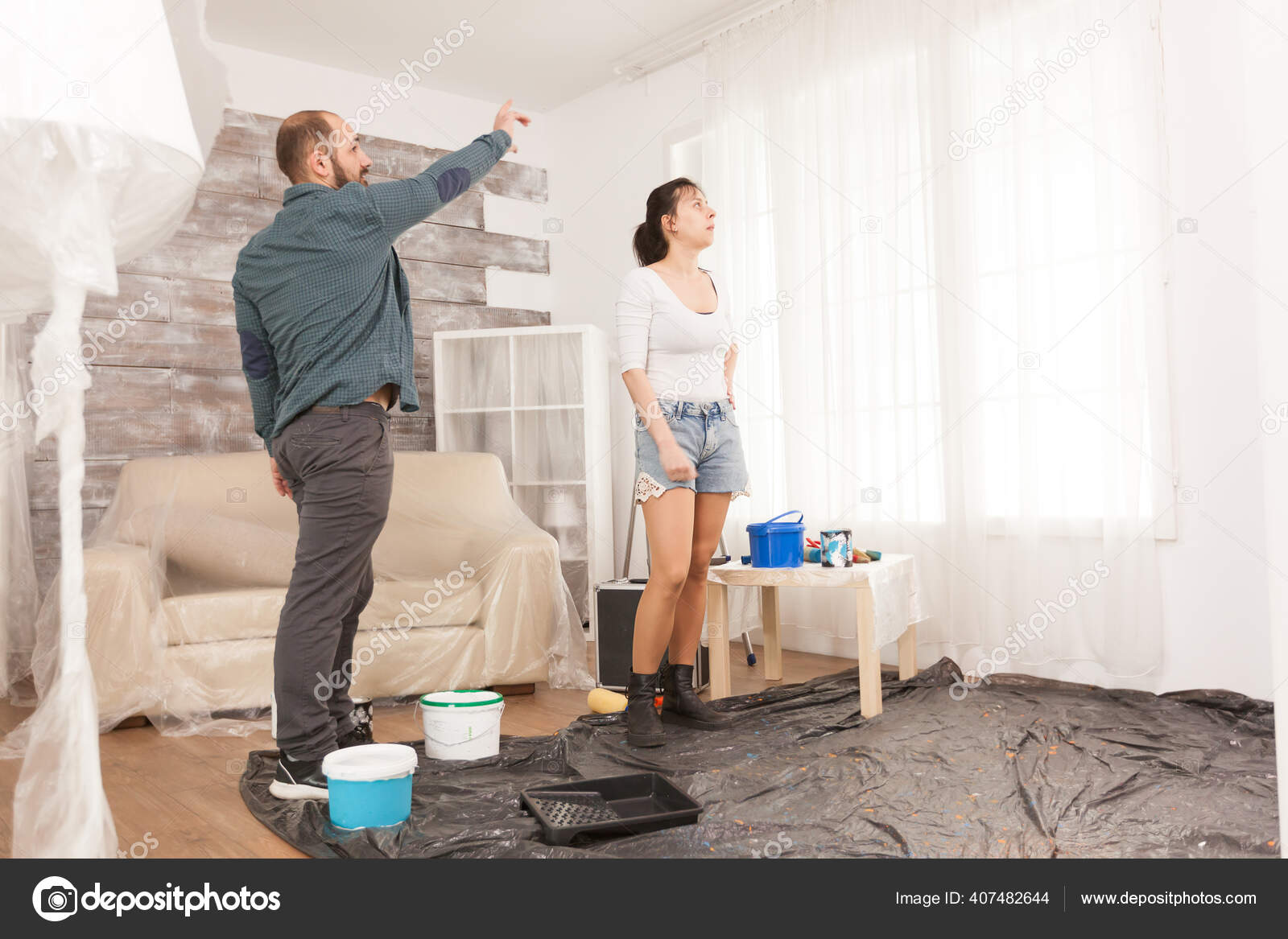 Hablando de renovación de sala de estar — Foto de stock #407482644 ©  DragosCondreaW, image size:1600x1167