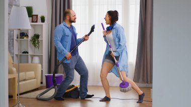 Ev işlerini yaparken eğleniyorum.