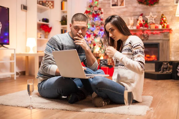 Šťastný pár hledá vánoční dárky na internetu — Stock fotografie