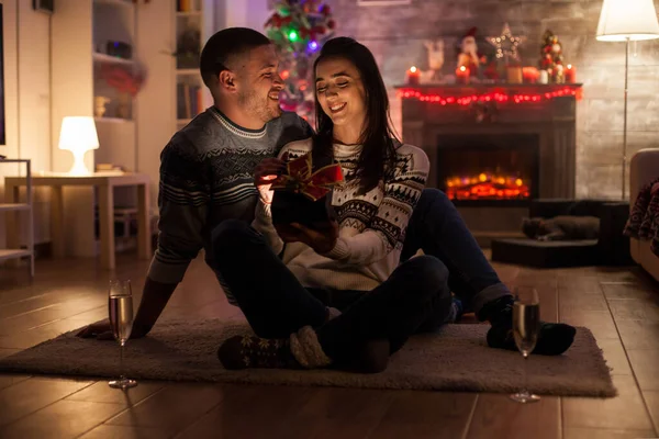 Pareja sonriente en salón oscuro —  Fotos de Stock