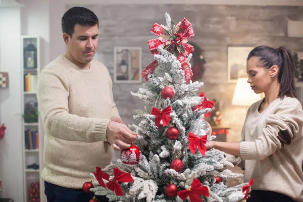 Caucasian young couple preparing their christmas day — Stock Photo, Image