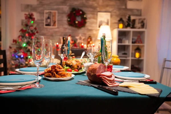 Παραδοσιακό εορταστικό δείπνο στο τραπέζι — Φωτογραφία Αρχείου