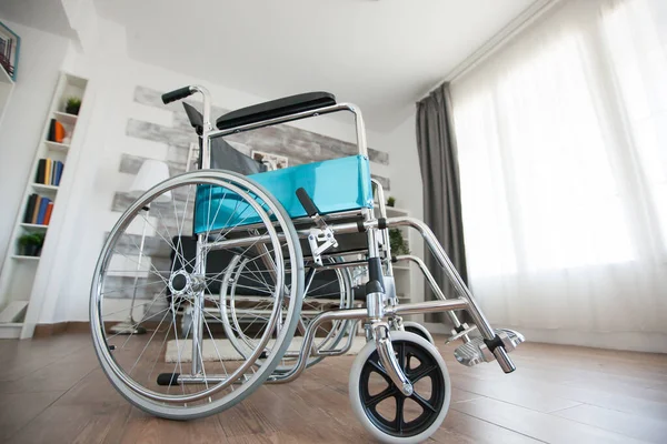 私家医院病房轮椅 — 图库照片