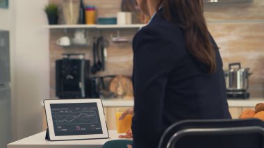 İş kadını grafiğe bakıyor