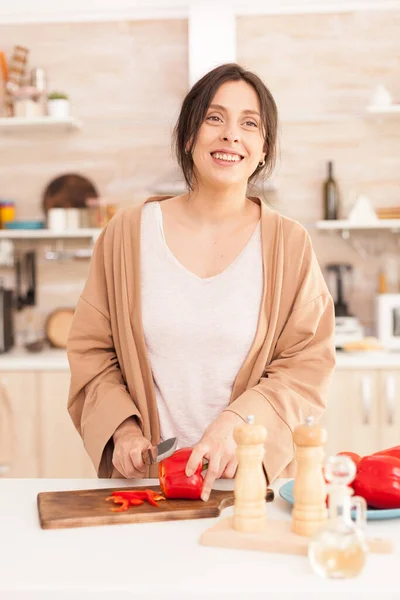 요리하는 여자가 음식을 굽는 모습 — 스톡 사진