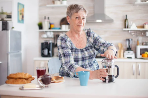 Portrait of old lady making french press coffee — Stock Photo, Image