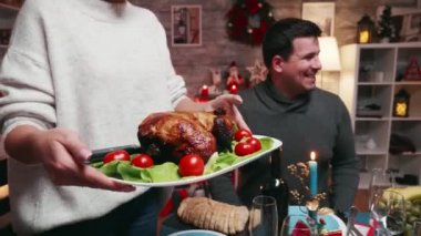 Büyük ailesi için lezzetli tavukları olan bir kadın.