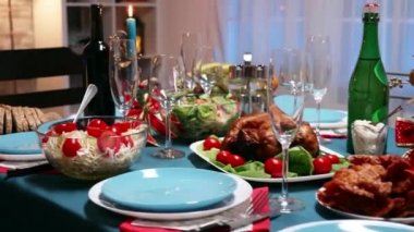 Geleneksel yemeklerle dolu bir şişe şampanya.