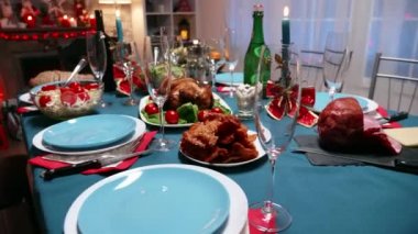 Geleneksel yemekli Noel sofrası