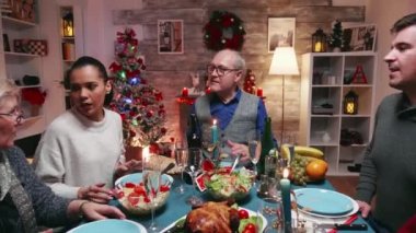 Genç kızlar Noel 'i aileleriyle kutlamaktan mutlu olurlar.