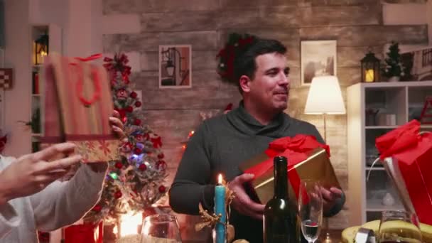 Emocionado gran familia acerca de sus regalos de Navidad — Vídeos de Stock