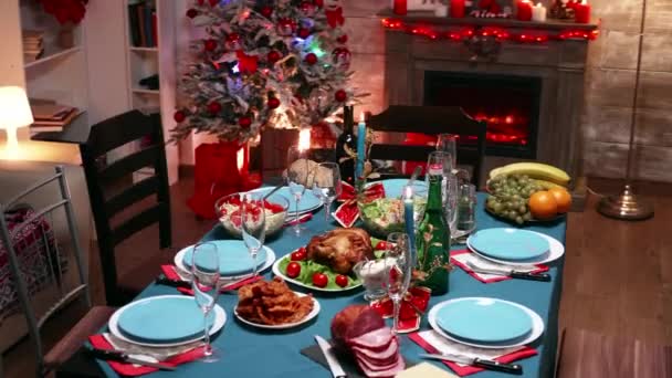 Vista superior de la comida tradicional para la fiesta de Navidad — Vídeo de stock