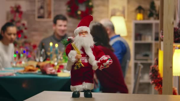 Święty Mikołaj w centrum uwagi na stole — Wideo stockowe